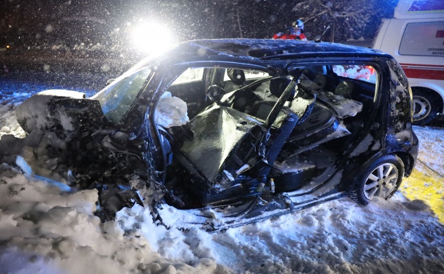 Drei teils Schwerverletzte bei Crash mit schleuderndem Auto auf Scharnsteiner Strae in Gschwandt