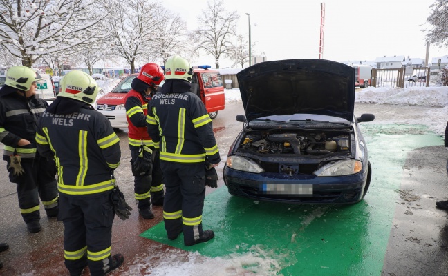 Kleinbrand im Motorraum eines PKW in Wels-Neustadt sorgte fr Einsatz der Feuerwehr