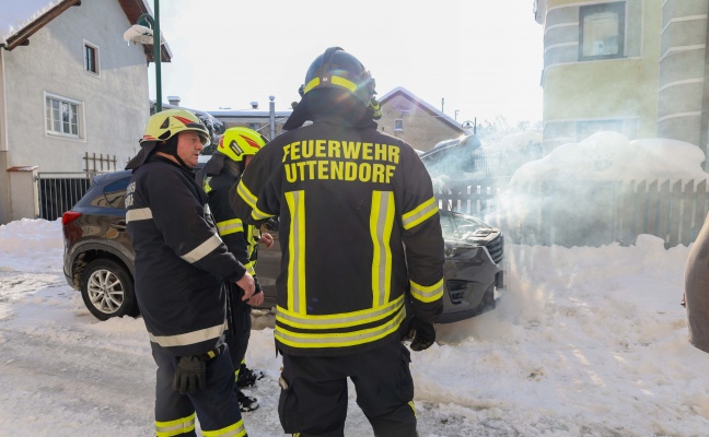 Auspuff zugefroren: Standheizung verursachte Rauchentwicklung an einem PKW in Helpfau-Uttendorf