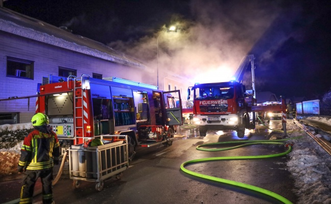 13 Feuerwehren bei Brand in einem alten landwirtschaftlichen Gebude in Timelkam im Einsatz