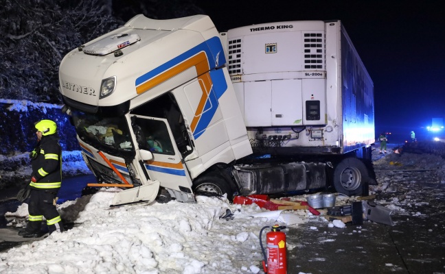 LKW-Sattelzug crasht auf Westautobahn bei Sattledt frontal gegen Anpralldmpfer