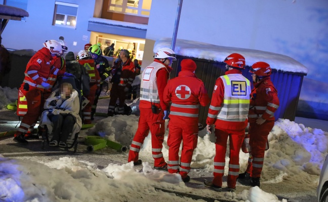 Ausgedehnter Zimmerbrand in einem Mehrparteienwohnhaus in Vcklabruck fordert eine verletzte Person