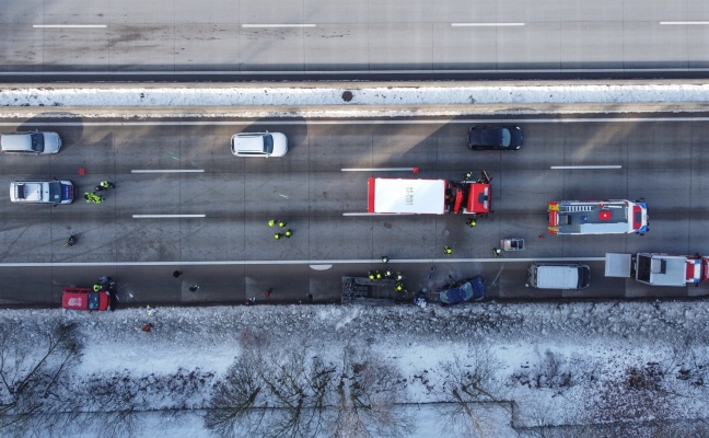 Autotransportanhnger samt aufgeladenem PKW bei Unfall auf Westautobahn in Sipbachzell berschlagen