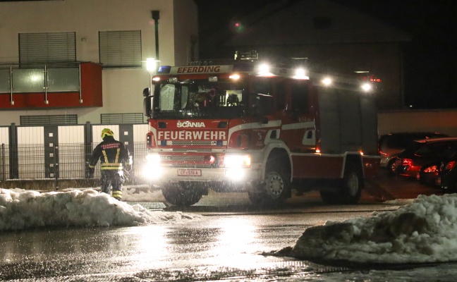 Einsatzkrfte bei Personenrettung aus Fahrzeug in Eferding im Einsatz