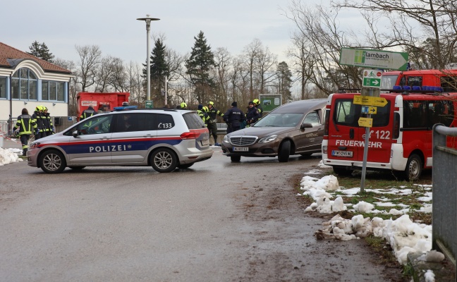 Leblose Person bei Lambach durch Krfte der Feuerwehr aus der Traun geborgen