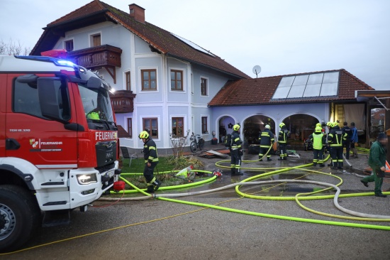 Vier Feuerwehren bei Garagenbrand in Ried im Traunkreis im Einsatz