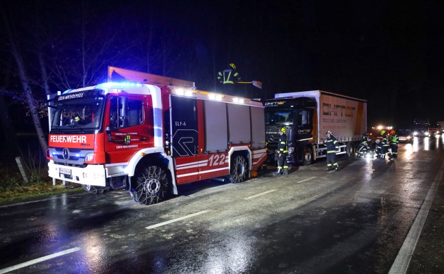 Frontalcrash zwischen PKW und LKW auf Salzkammergut Strae bei Altmnster