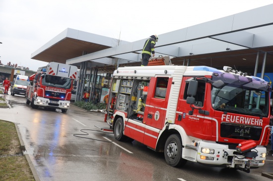 Brand in einer Gesch�ftsfiliale in Wels-Schafwiesen - Sprinkleranlage verhindert Gro�brand
