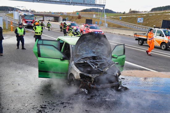 Fnf Feuerwehren bei Fahrzeugbrand auf der Mhlviertler Schnellstrae bei Kefermarkt im Einsatz