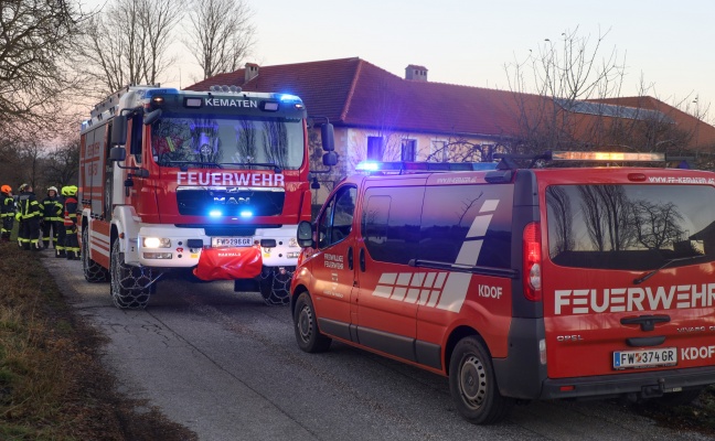 Personenrettung: Mann in Kematen am Innbach bei Baumschnittarbeiten auf Spielturm hinuntergestrzt