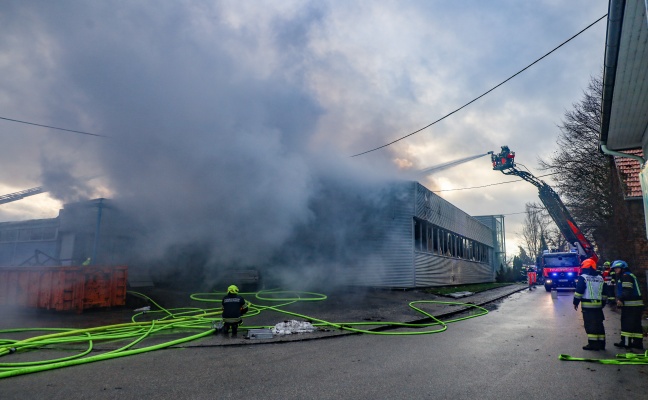 Grobrand einer Firmenhalle im Ortszentrum von Hrsching sorgt fr Einsatz von elf Feuerwehren