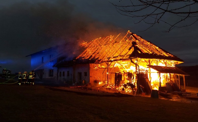 Stadelbrand: Groeinsatz fr elf Feuerwehren bei landwirtschaftlichem Gebude in Scharten