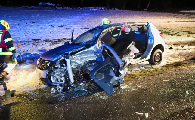 Feuerwehr musste eingeklemmte Person nach Verkehrsunfall in Kirchschlag bei Linz aus Fahrzeug retten