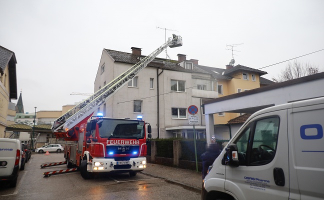 Sturmschaden: Teil einer alten Fernsehantenne in Wels-Neustadt drohte vom Dach zu strzen