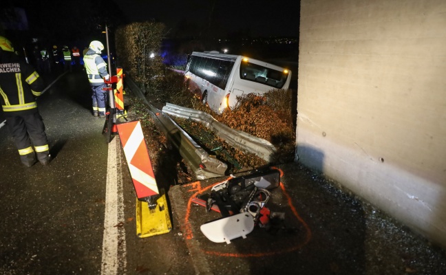 Linienbus bei Seewalchen am Attersee von Atterseestrae abgekommen und auf Seegrundstck gestrzt