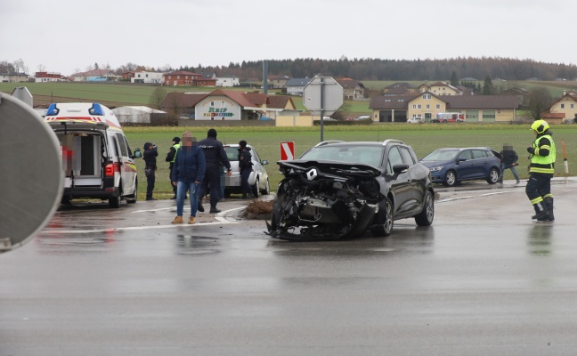 Schwerer Kreuzungscrash zwischen zwei PKW auf Rieder Strae bei Hofkirchen an der Trattnach