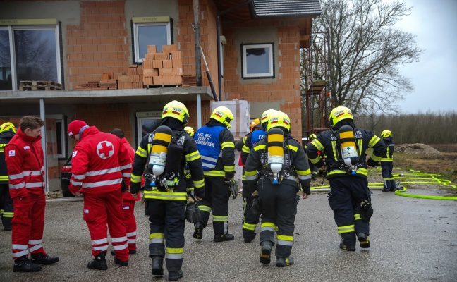 Vier Feuerwehren bei Brand im Keller eines Hauses in Pucking im Einsatz