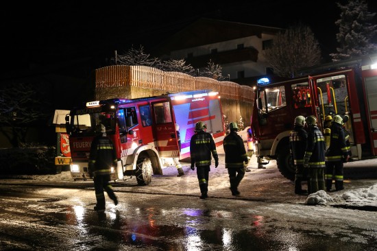 Feuerwehren bei Garagenbrand in Wolfsegg am Hausruck im Einsatz