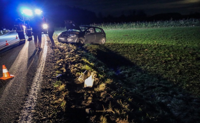 Autolenkerin nach Unfall in Taiskirchen im Innkreis durch Einsatzkrfte aus PKW befreit