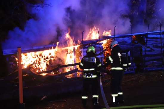 Vier Feuerwehren bei nchtlichem Brand eines Holzstapels in Neumarkt im Mhlkreis im Einsatz