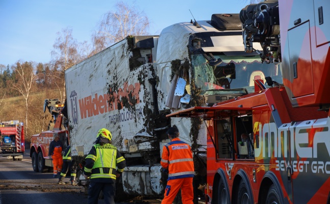 LKW auf Innviertler Strae bei Schllberg von Fahrbahn abgekommen und umgestrzt