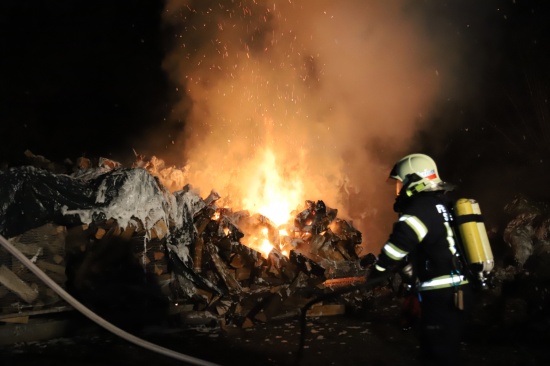 Erneut brennender Holzsto: Zwei Feuerwehren bei nchtlichem Brand in Steyregg im Einsatz