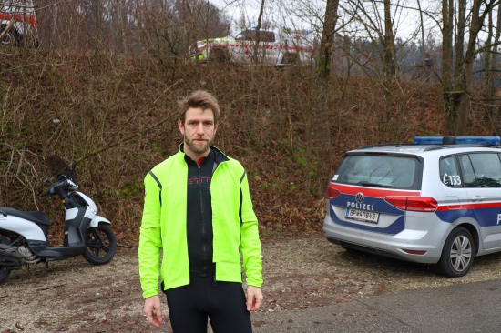 Spektakul�re Lebensrettung in Wels-Pernau: Bergretter rettet reglos treibenden Mann aus der Traun