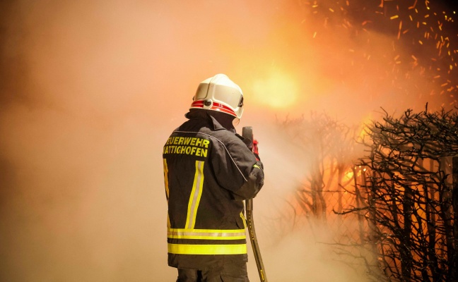 Heckenbrand durch Feuerwerkskrper bei einem Wohnhaus in Mattighofen