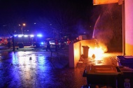 Silvesternacht: Einsatzkrfte von Feuerwehr und Polizei bei mehreren Brnden in Wels im Einsatz