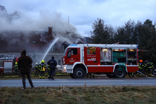 Neun Feuerwehren bei Grobrand eines Wohn- und Firmengebudes in Grnburg im Einsatz