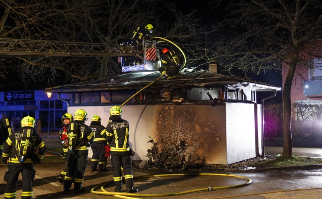 Brand eines Trikes: ffentliche Toilettenanlage in Marchtrenk durch Feuer schwer beschdigt