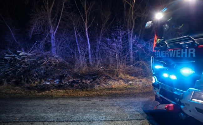 Feuerwehr bei Brand eines Wiedhaufens an der Traun in Marchtrenk im Einsatz