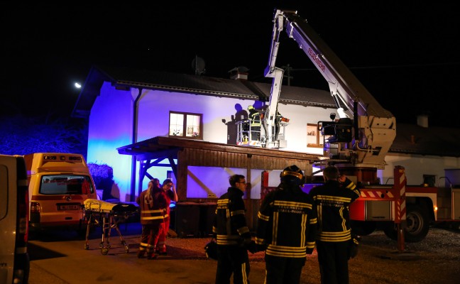 Feuerwehr rettete Schmerzpatienten mit Teleskopmastbhne aus Wohnung