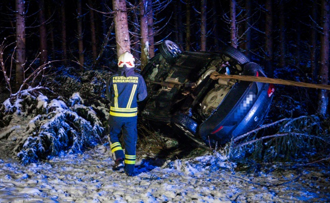 Auto auf Lamprechtshausener Strae bei Burgkirchen von Strae abgekommen und gegen Baum gekracht