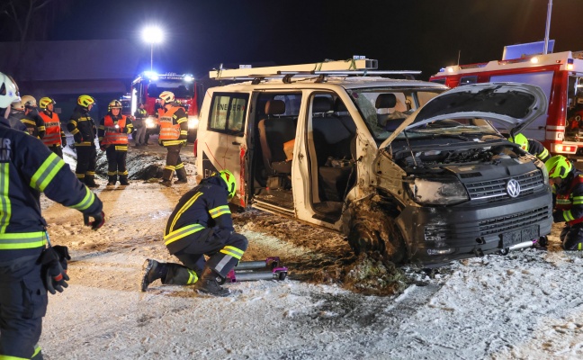 Menschenrettung: Kleintansporter bei Unfall in Rutzenham in seitlicher Lage zum Stillstand gekommen