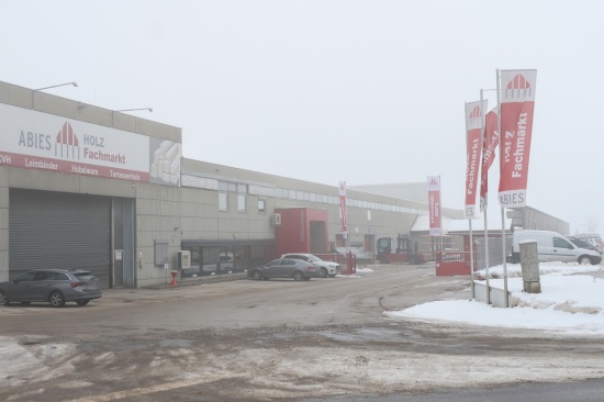 Mitarbeiter l�schten Brand eines Elektrostaplers bei einem Unternehmen in Gschwandt