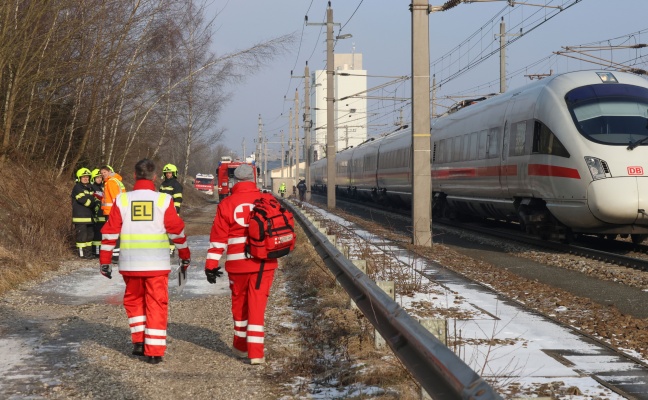 Tdlicher Unfall: Mann mit Hund auf Bahnstrecke bei Krenglbach von Personenzug erfasst