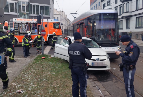 Kollision zwischen PKW und Straenbahn in Linz-Urfahr fordert eine leichtverletzte Person