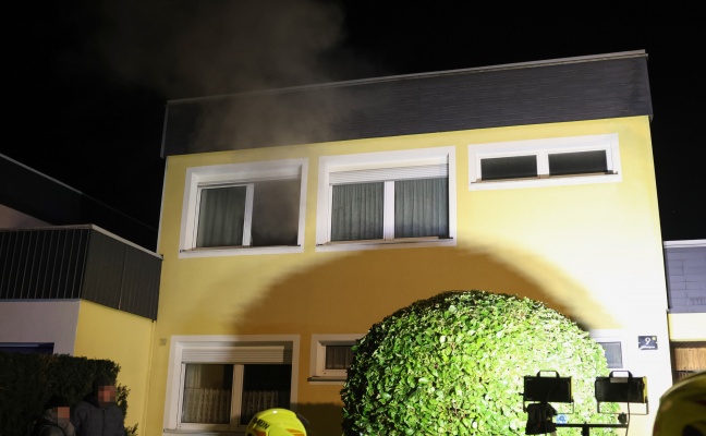 Brand in einem vollgerumten Zimmer eines Reihenhauses in Traun