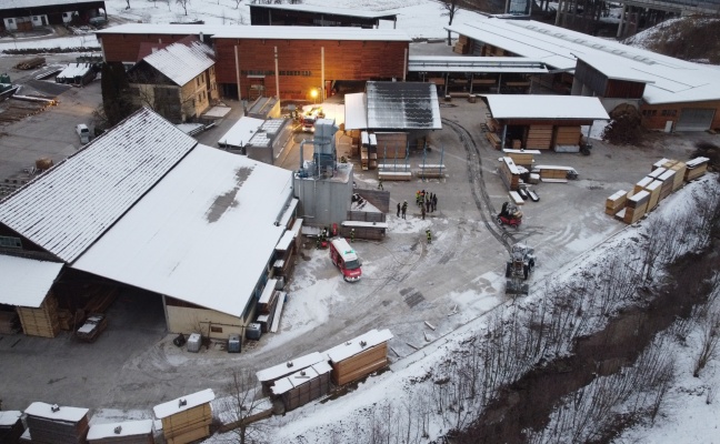 Brand eines Radladers in einem Sgewerk in Pram sorgte fr Einsatz zweier Feuerwehren