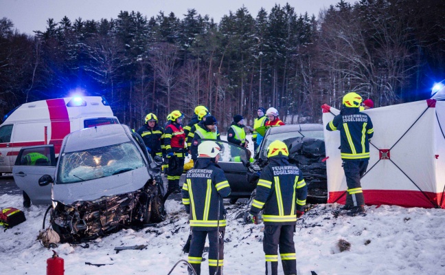 Frontalcrash auf Lamprechtshausener Strae bei Eggelsberg fordert ein Todesopfer