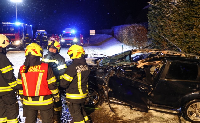 Schwerer Unfall zwischen PKW und Rumfahrzeug in Neukirchen am Walde