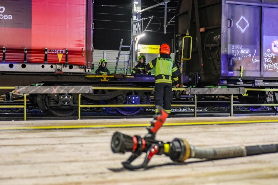 Bremse heigelaufen: Drei Feuerwehren zu Brand an einem Gterzug in Marchtrenk alarmiert