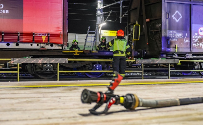 Bremse heigelaufen: Drei Feuerwehren zu Brand an einem Gterzug in Marchtrenk alarmiert