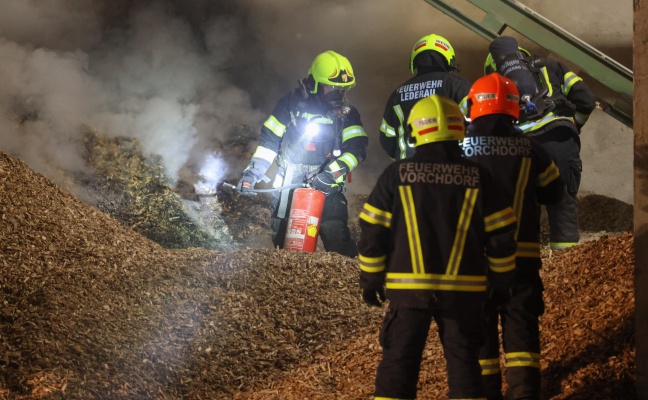 Drei Feuerwehren bei nchtlichem Brand in einem Hackschnitzellager in Vorchdorf im Einsatz