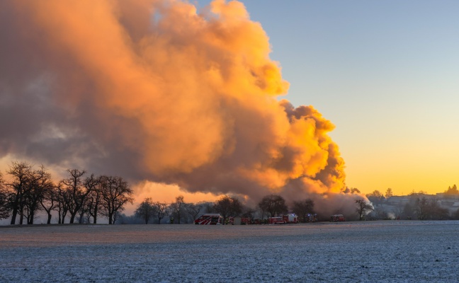 Groeinsatz fr elf Feuerwehren bei Brand auf einem Bauernhof in Schllberg