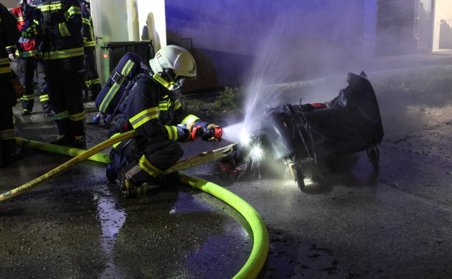 Brennender Altpapiercontainer im Mllraum eines Mehrparteienwohnhauses in Leonding