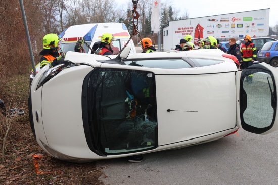 Auto bei Kollision mit Straenlaterne in Marchtrenk umgestrzt