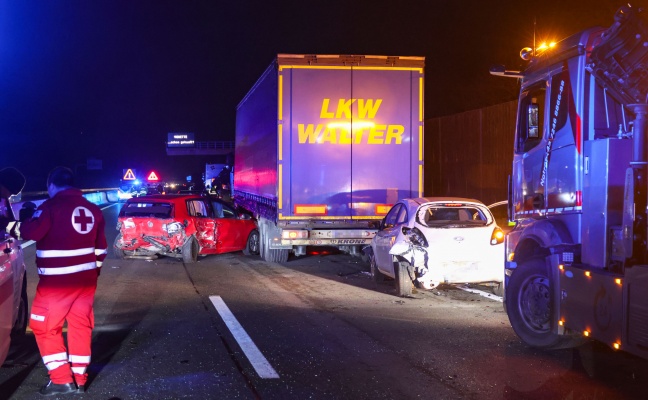 Stauende bersehen: Klein-LKW krachte auf Welser Autobahn bei Wels-Puchberg in mehrere Fahrzeuge