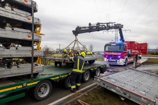 Sondertransport-LKW verlor im Kreisverkehr der Altheimer Strae bei Braunau am Inn die Ladung